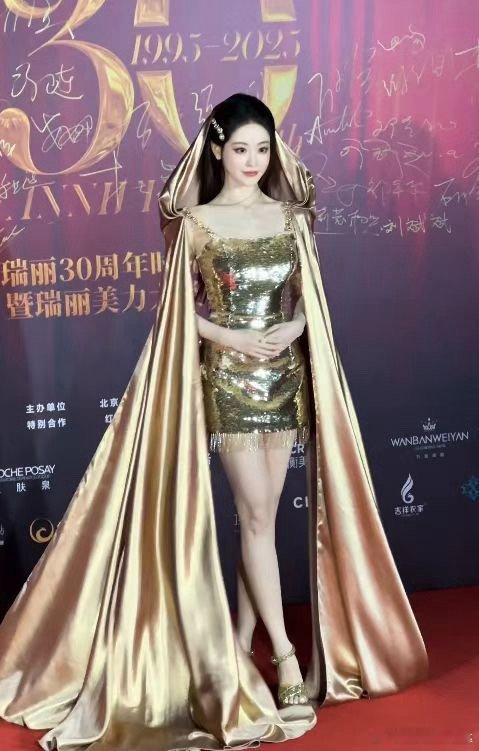 祝绪丹 金枝玉叶具象化 祝绪丹盛典状态封神！金色礼裙打造人间富贵花，身姿挺拔、皮