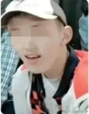 他是这样骗女大学生骑脖脖的！大学生假冒小学生，骗女大学生骑脖脖，让人匪夷所思，不