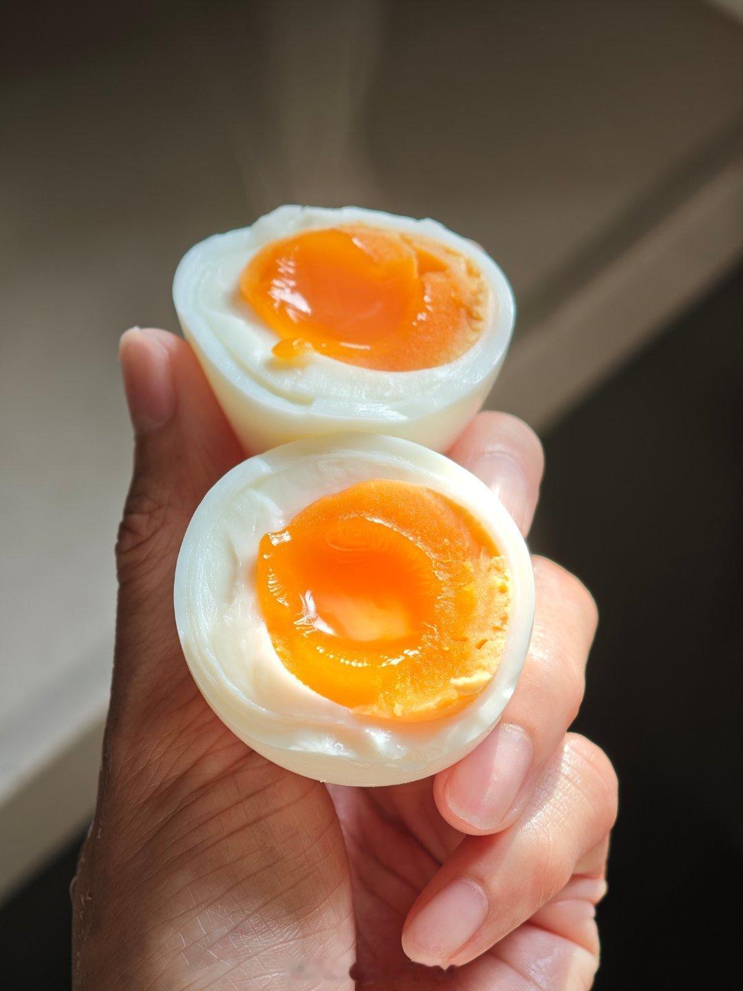 7′12秒的流心蛋~9′14秒的闪粉蛋~周末最大的乐趣就是严守时间开出完美蛋