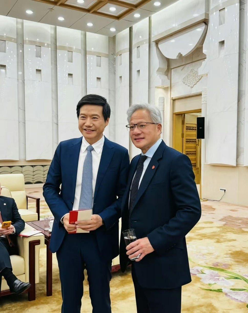 好家伙，雷总和黄仁勋又合上影了