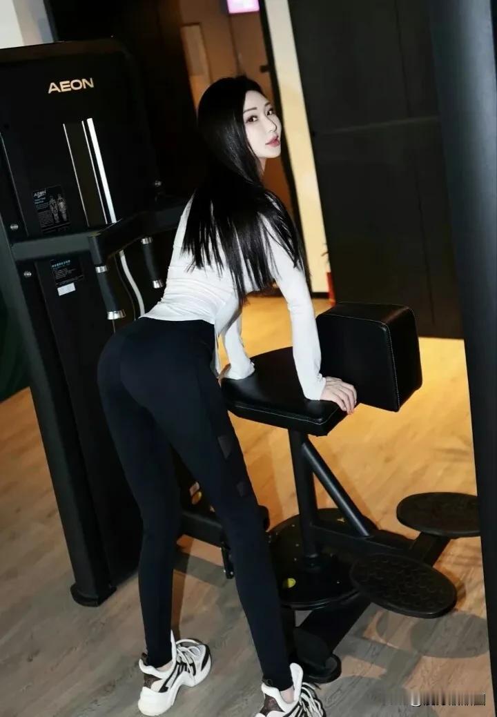 #女人穿紧身的衣服性感吗#很性感的，身材会勾勒的凹凸有致，自己都喜欢照镜子看自己