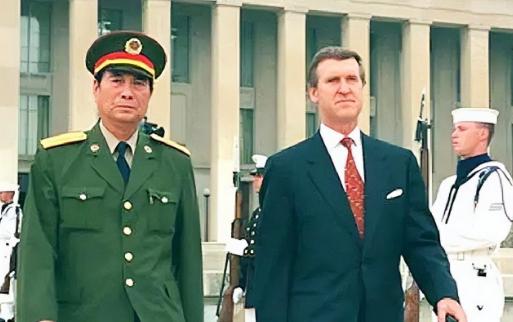 1998年9月，张万年率中国军事代表团出访美国。一行人前往本宁堡陆军基地参观时，