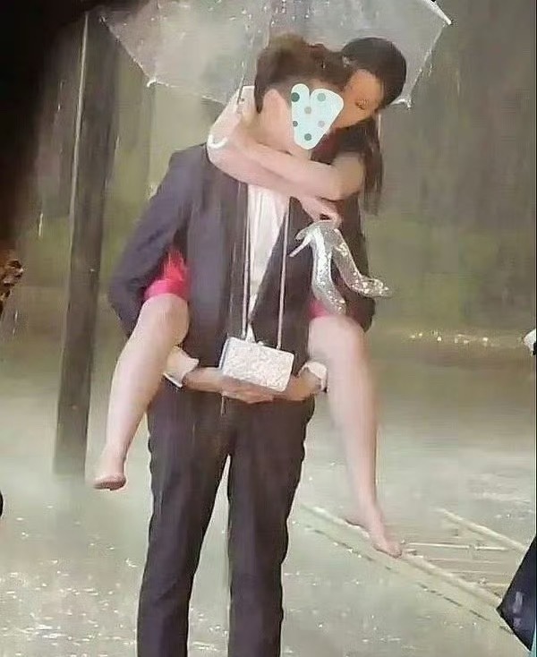 真不敢相信这是神仙姐姐的腿…… ​ ​​​