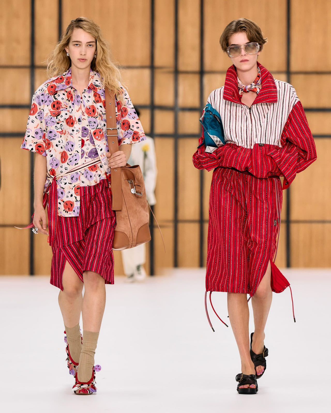 伦敦时装周的秀场之上，Burberry27夏季系列，跳出大众固化的英伦想象，和纺