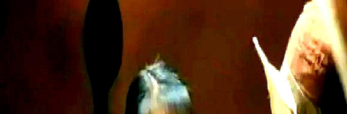 遮胸用麻将，观众脸先红
 
十五年前，《让子弹飞》里刘嘉玲被麻将牌贴胸的镜头，被