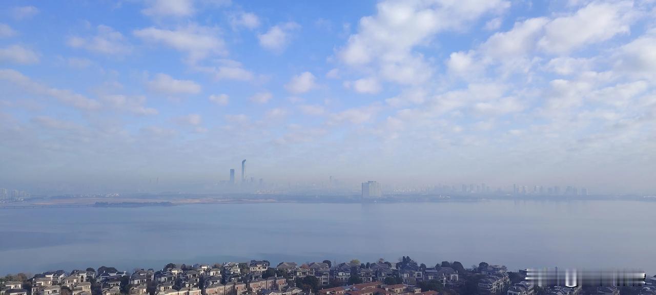 今年苏州的早晨天气不错，独墅湖的晨景很美。