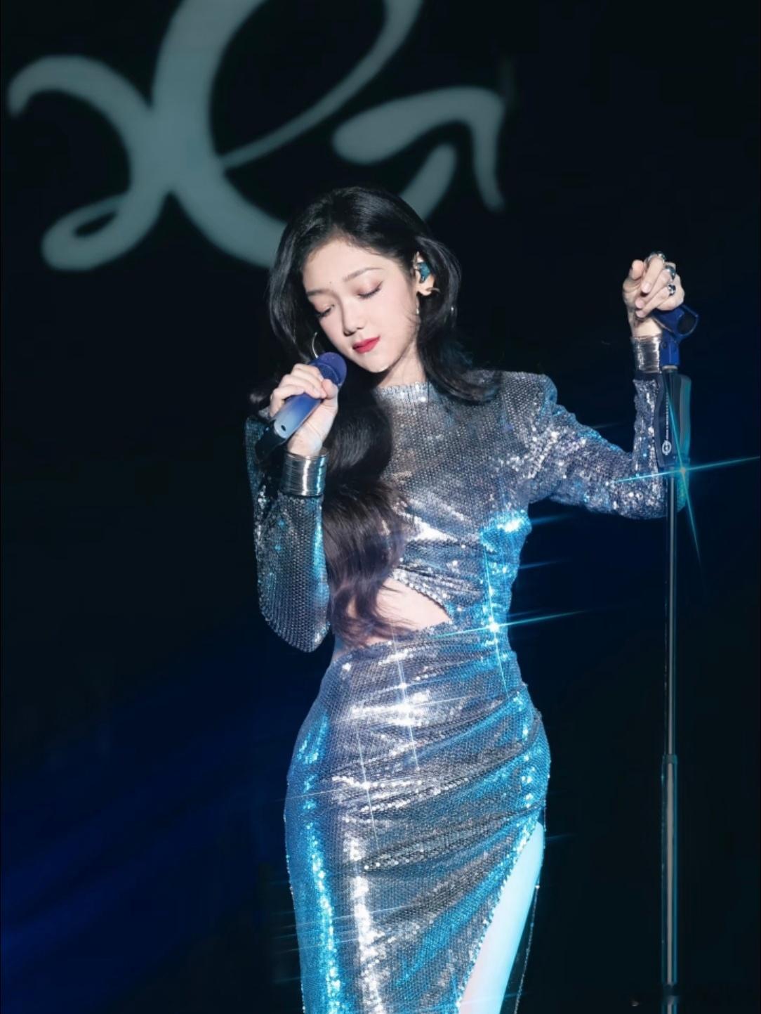 海南舞台总有新花样椰林为幕，浪花谱曲，每一次亮相都是热带风与心跳的共鸣🌴✨从炽