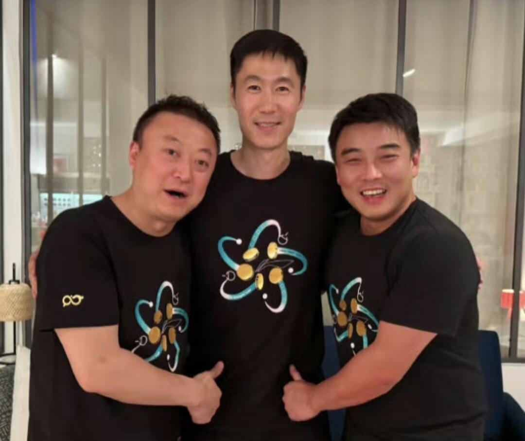 那你们仨把教练安排公布了吧！
怪不得马琳和王皓都紧抱王励勤，肯定早就知道了王主席