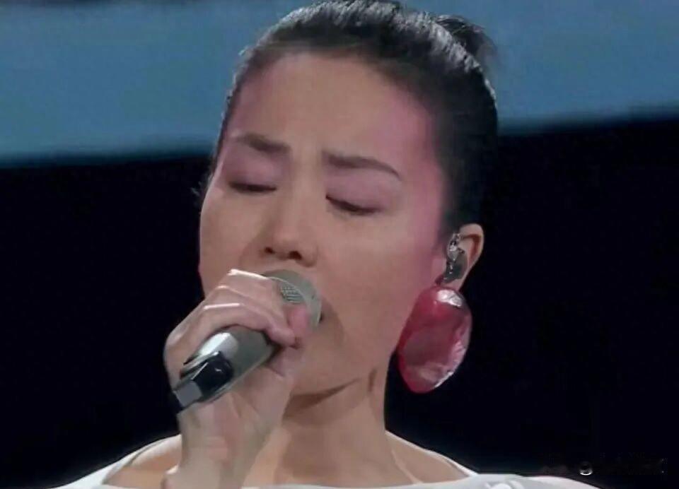 王菲耳环火了，李谷一又缺席了，这届春晚到底在演给谁看？
昨晚王菲一上台，我手机就