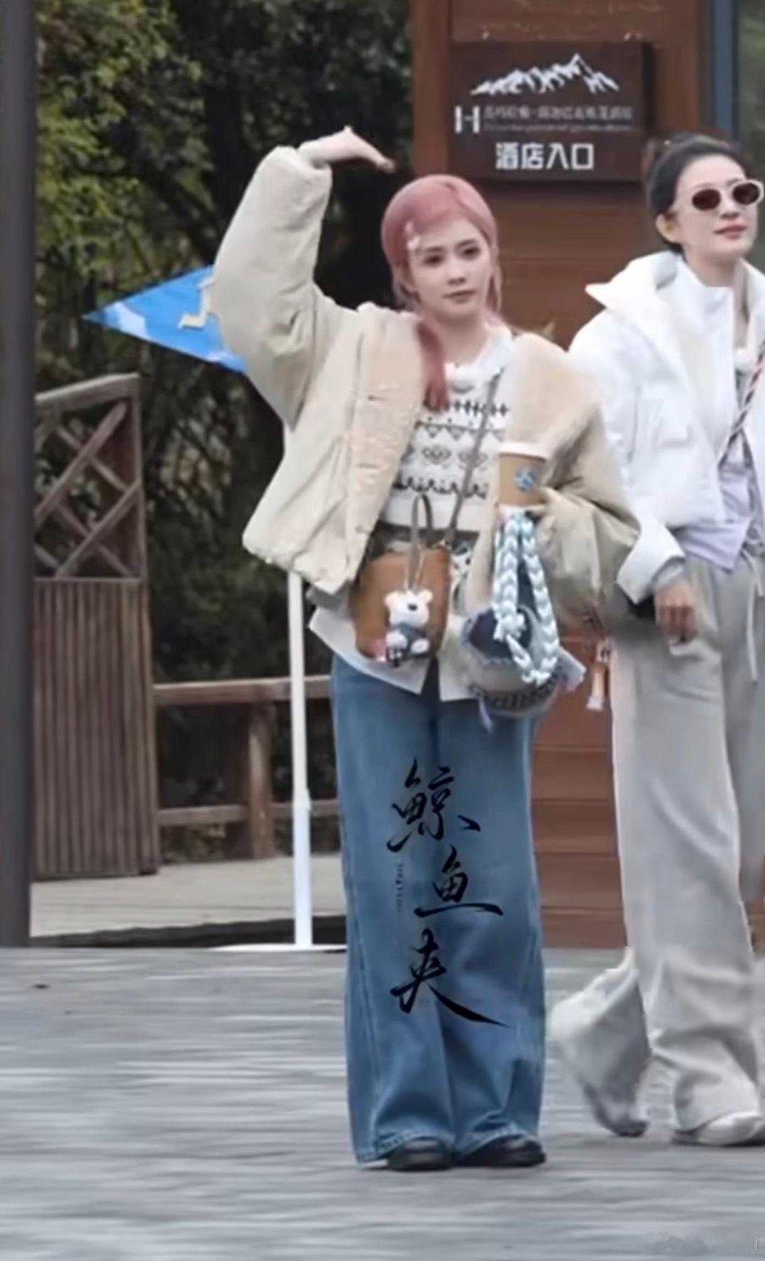 白鹿的身材好奇怪 明明不算矮，但像一个墩子一样的，穿古装也这样重心无限往下拉 ​