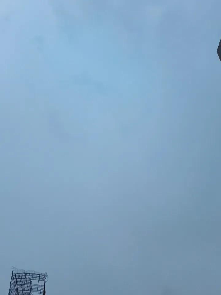现在是阴云密布，电闪雷鸣，下雨的节奏！
拍摄于肥城市潮泉镇，晚上7点45分！
头