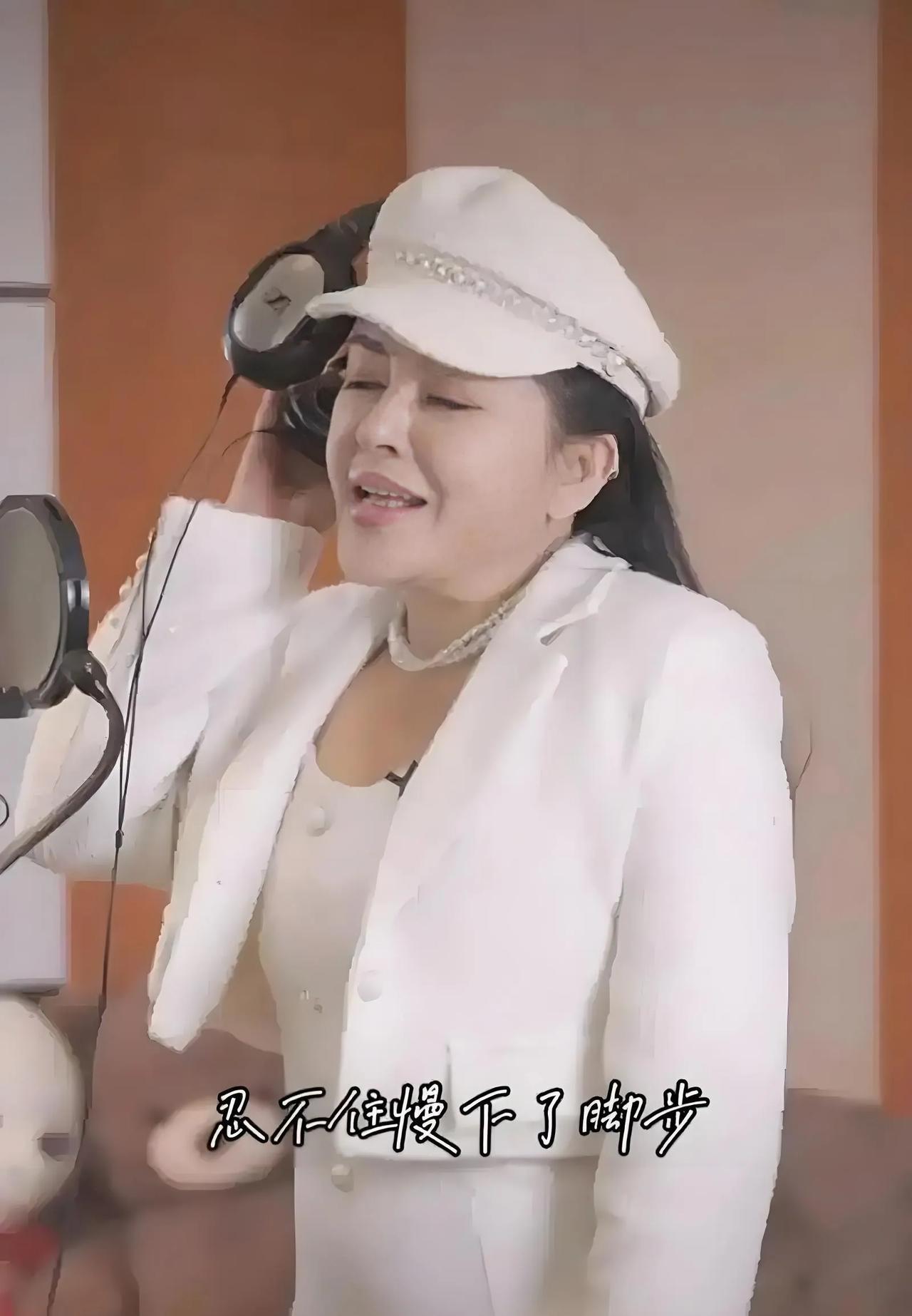 千百惠原定于周日登台献唱，这场演出承载着歌迷多年期待。然而天不遂人愿，8月19日