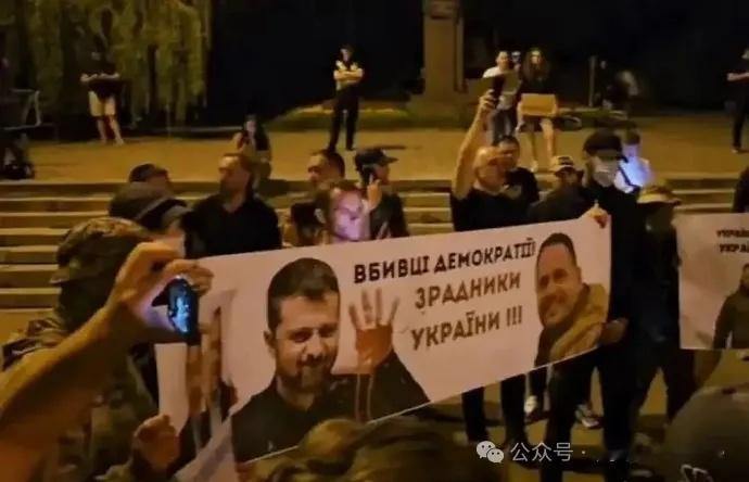 烽火问鼎计划 随着本次抗议事件的发生，乌克兰政府的另一个重要人物，对泽连斯基具备