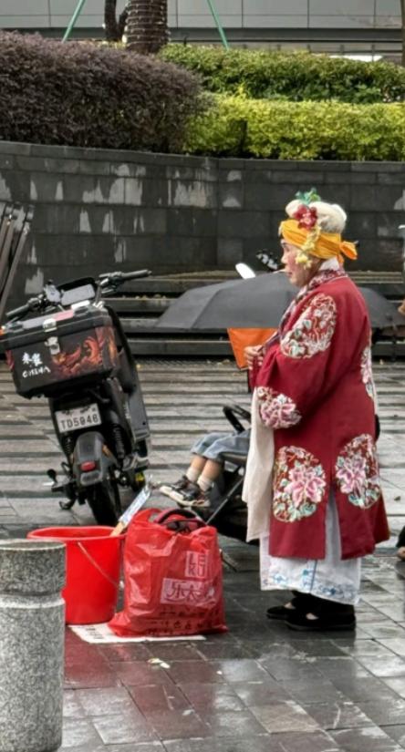 养儿真能防老吗？5月22日新闻报道，70岁河南奶奶在广州街头摆摊唱豫剧，一年下来