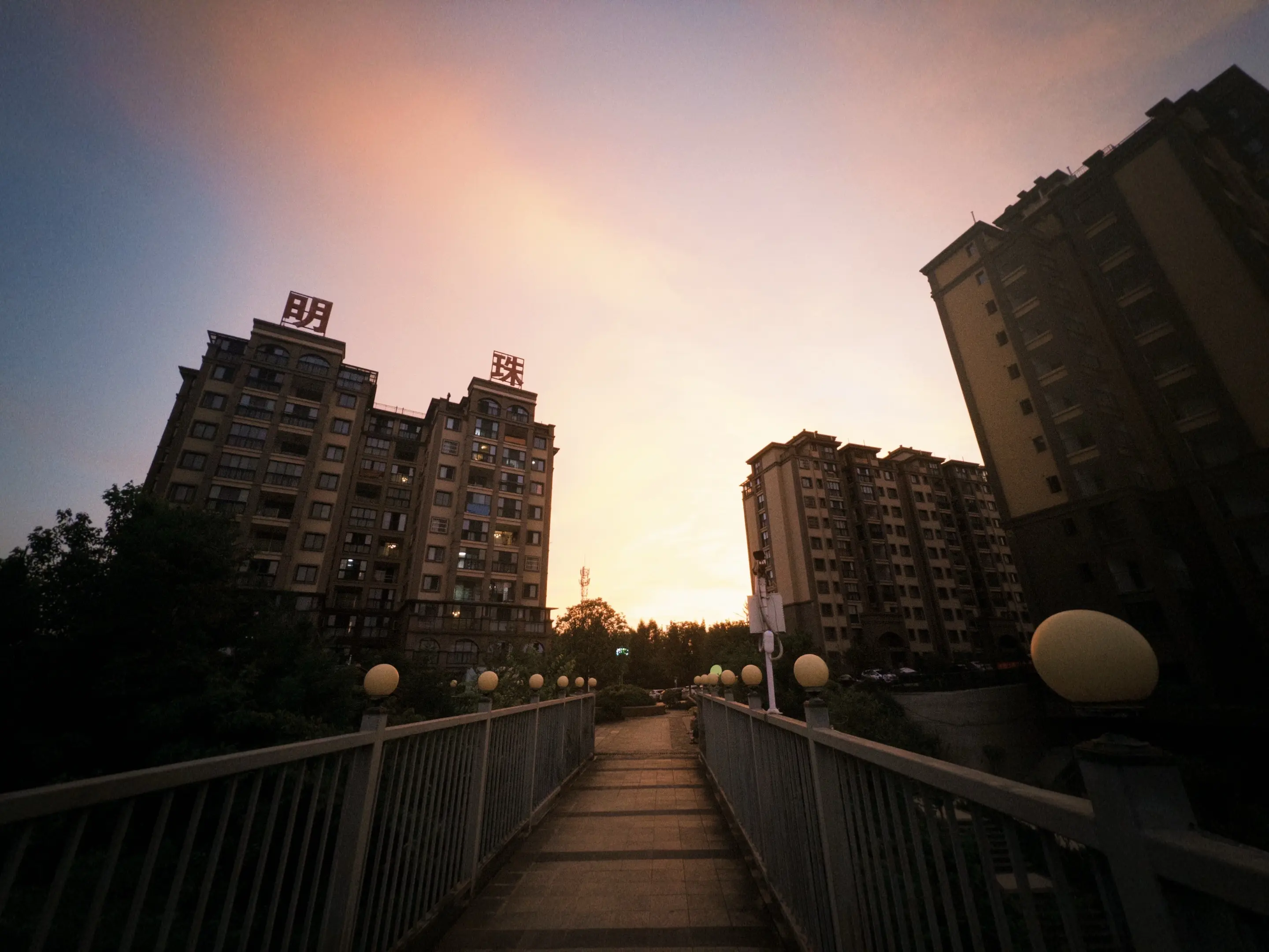人在郁闷的时候总是喜欢看日落 心理学的原理是这样的： 当人抬起头时，大...