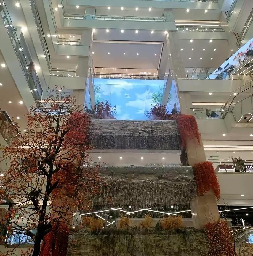 西安赛格这事，商户们私下聊起来全是泪。 有商户跟我算过账：进场先交50万押金，装