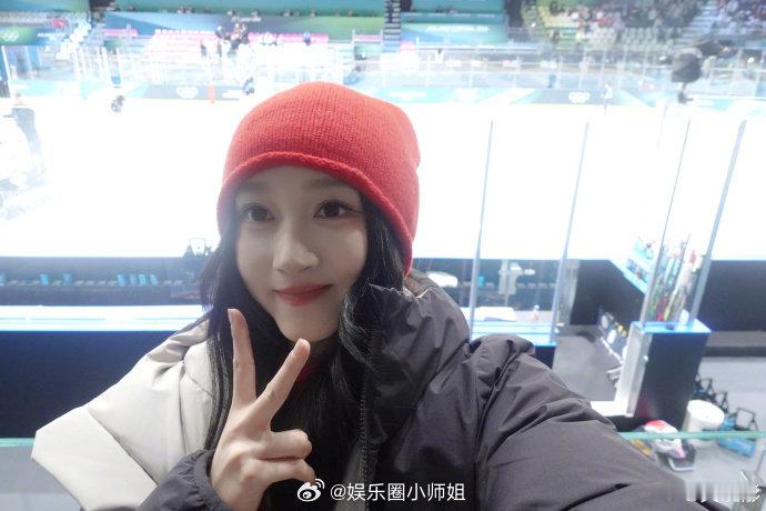 关晓彤去看2026年米兰冬奥会了关晓彤晒观看米兰冬奥会照关晓彤去看2026年米兰