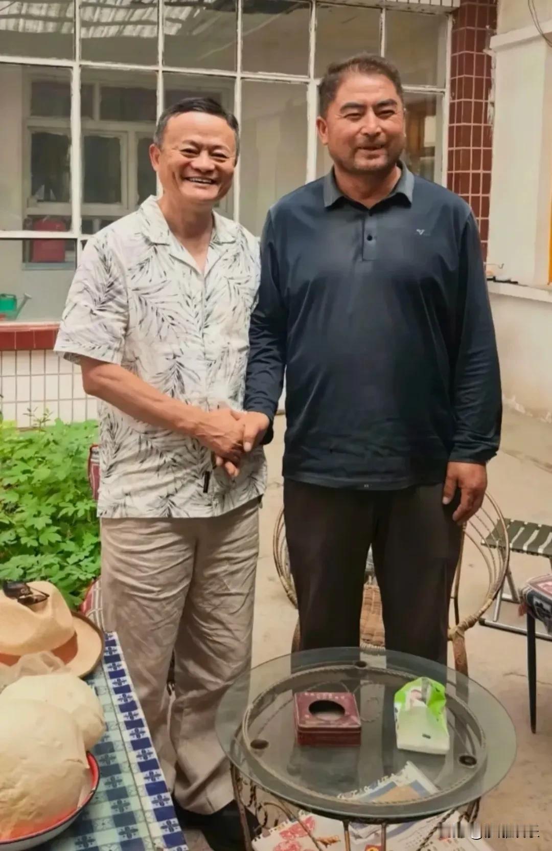 62岁马云现身甘肃农村！穿几十块格子衫与农民喝茶聊天，离开前与农民一一握手！
