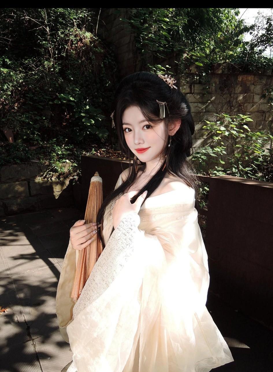 一袭白裙似素贞，紧握油伞寻许仙？晒图笔记大赛 你认为最有气质的美女是谁？