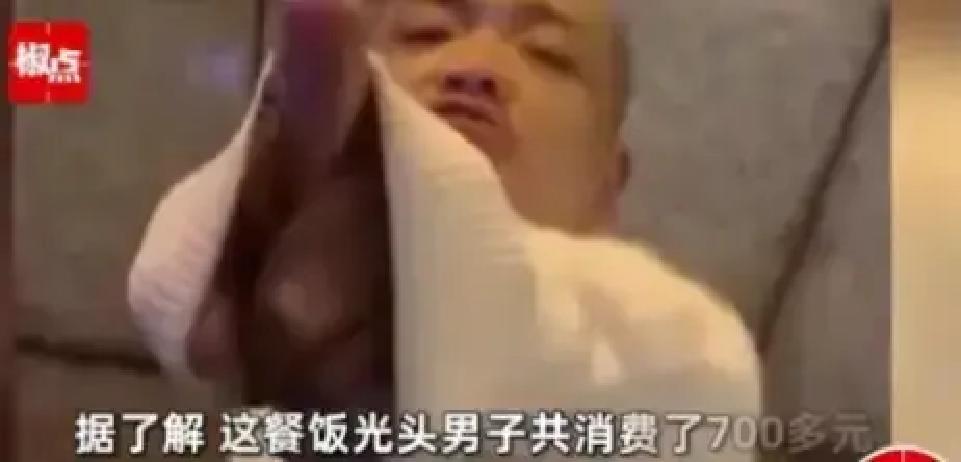 这就叫 "滚刀肉"！2024 年 1 月 9 日，湖南长沙，一光头男子进饭店，说