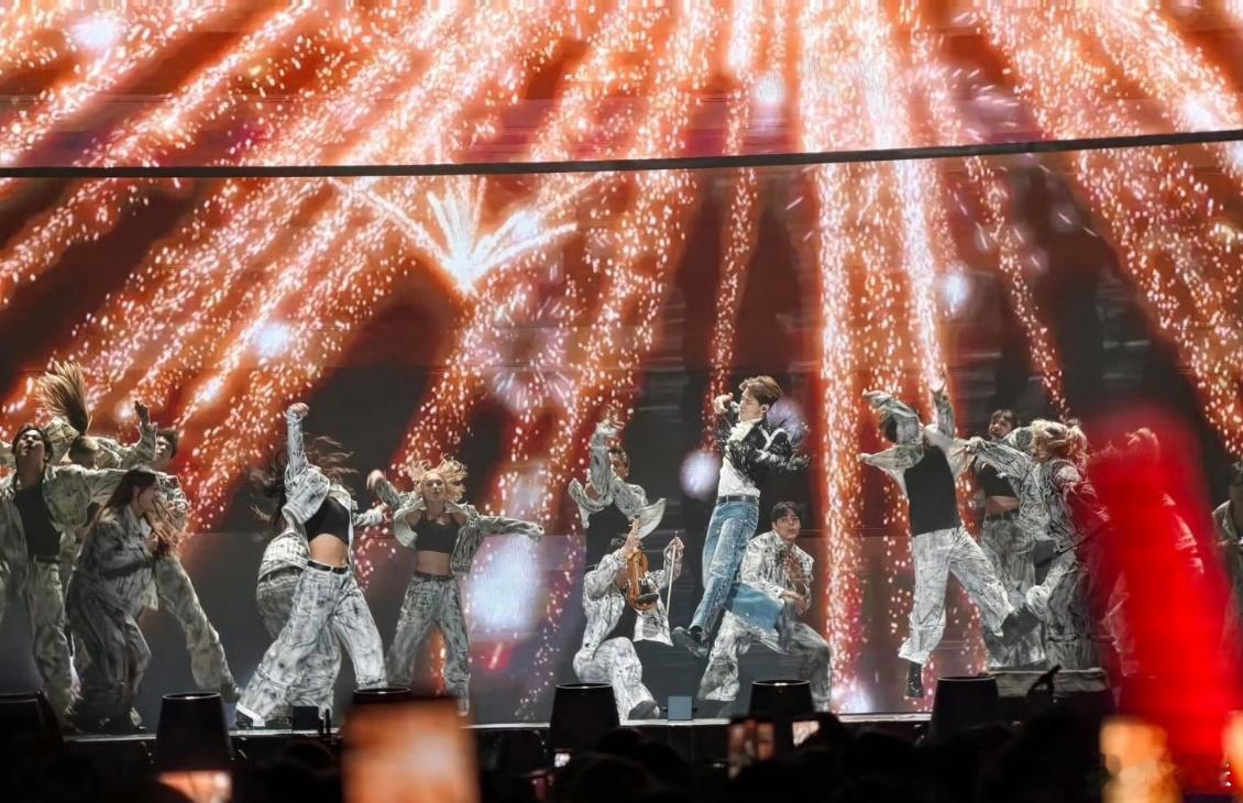 刘宪华嗓子唱哑了 舞台之上，他如音乐使者，以声为笔勾勒梦想画卷。卖力演唱至嗓子沙