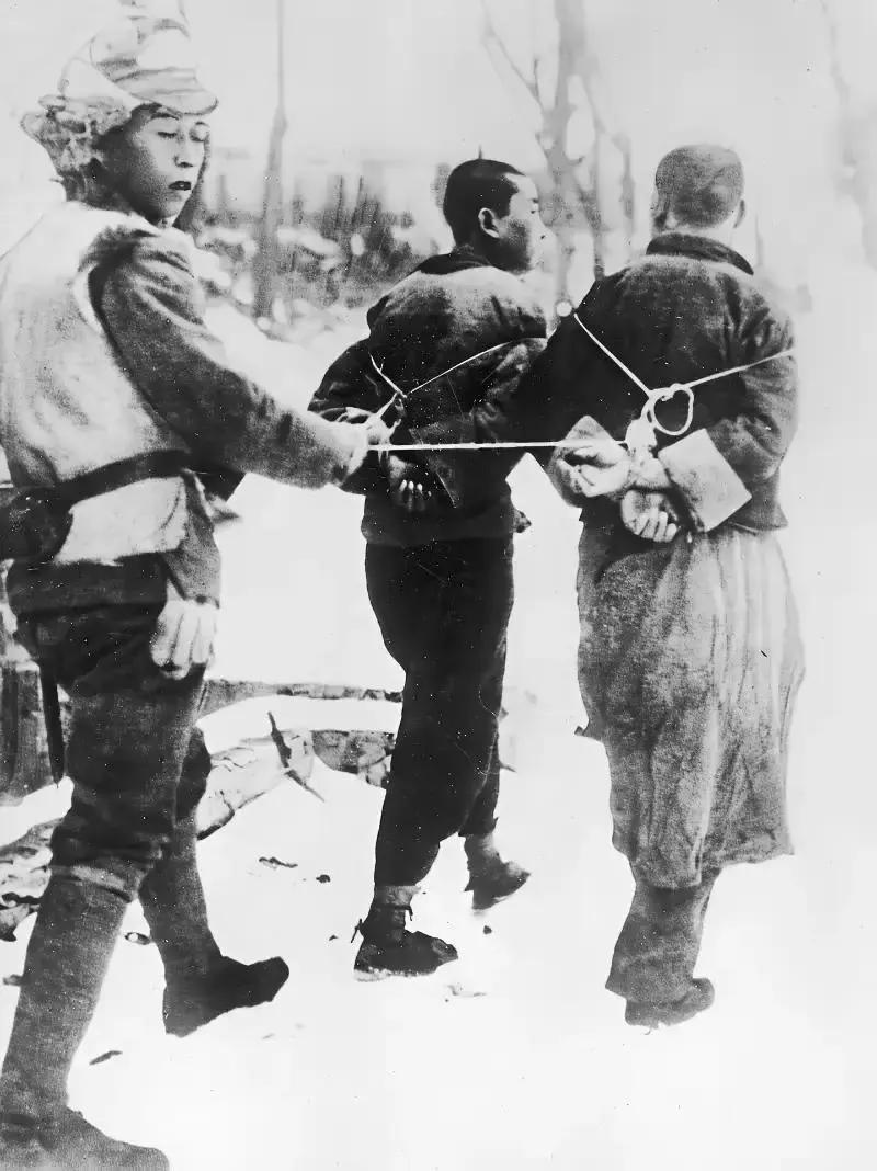 1950年，湖北大悟逮捕了一名臭名昭著“伪保长”。然而，面对枪口，此人突然放声大