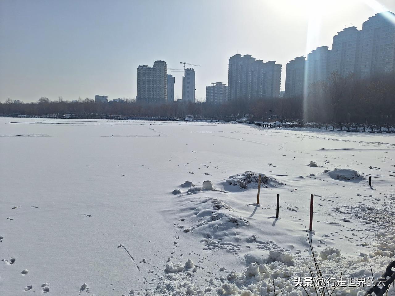 随着天气转暖，湖面禁止进入了，担心冰裂，巡逻保安的一项重要职责就是及时阻止。