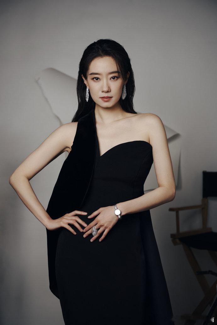 张小斐高级感 张小斐这身单肩黑裙真绝，干干净净的反而气场全开，评委席上就该这么美