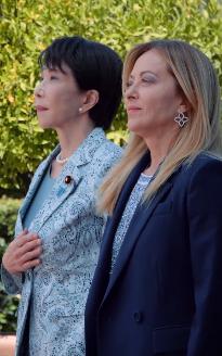 氛围都烘托到这个程度了，德国是不是也该选出一位女总理了。
默大妈肯定和她俩尿不到