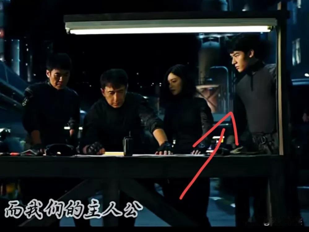 龚俊也算是和成龙大哥合作过了吧？虽然在影片中只是一个可有可无的工具人。
这是20