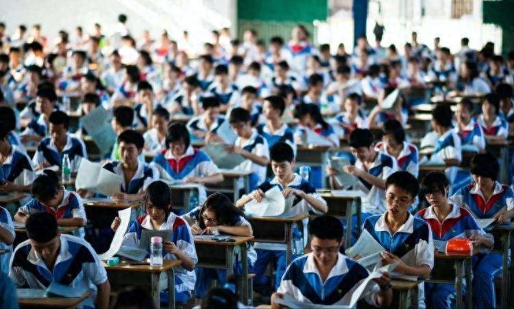 今年高考报名1290万人，高考绝不会凭空取消，很多人看到生源减少学历贬值，都在说