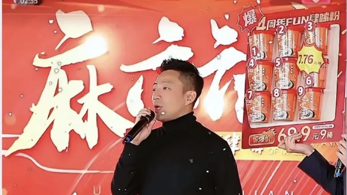 在双12这个购物狂欢节里，汪小菲的直播间异常火热，他凭借着自己的魅力和努力，狂揽