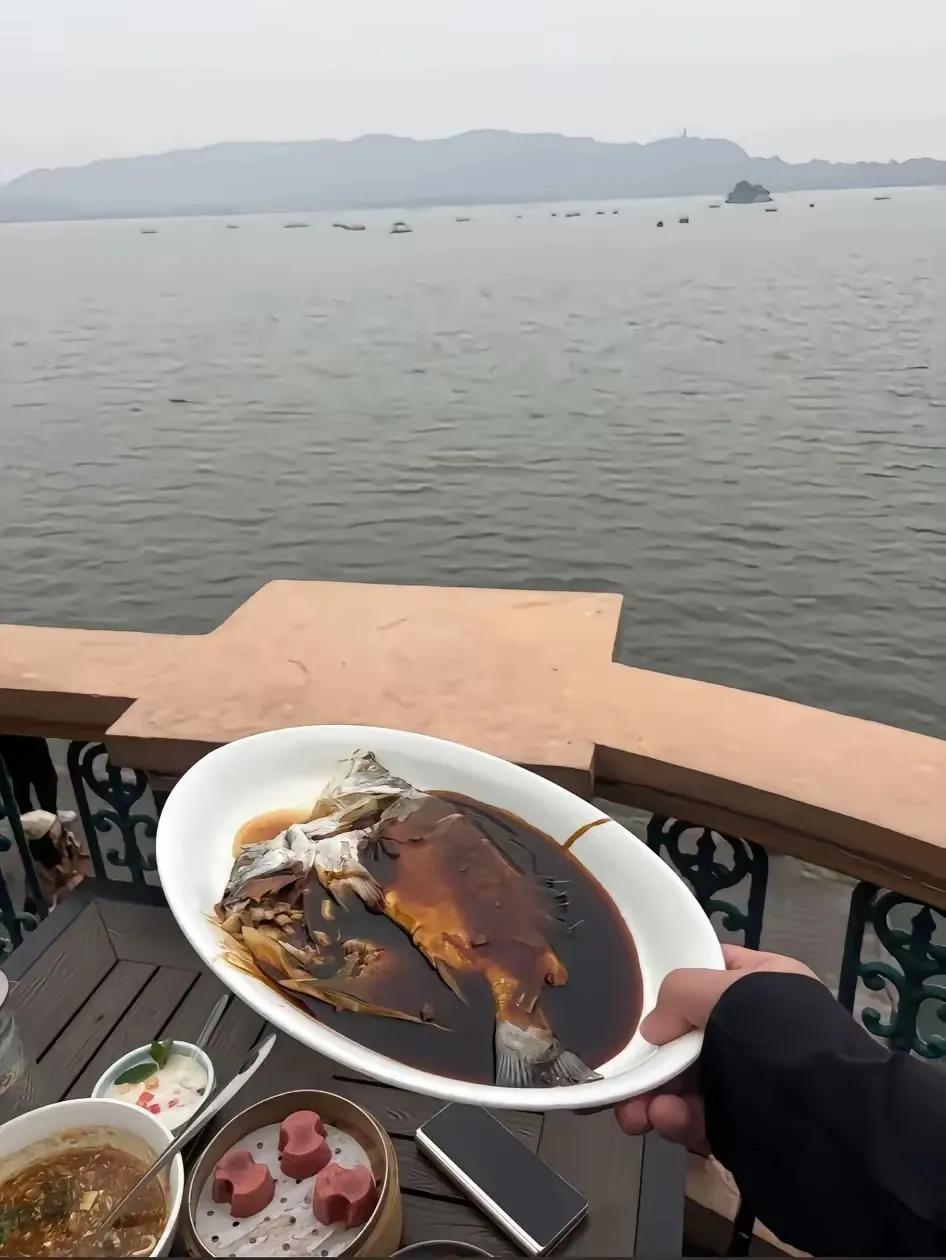 我朋友去了一趟杭州，畅游了西湖，结果对我一直吐槽说西湖醋鱼太难吃。
只能说，每个