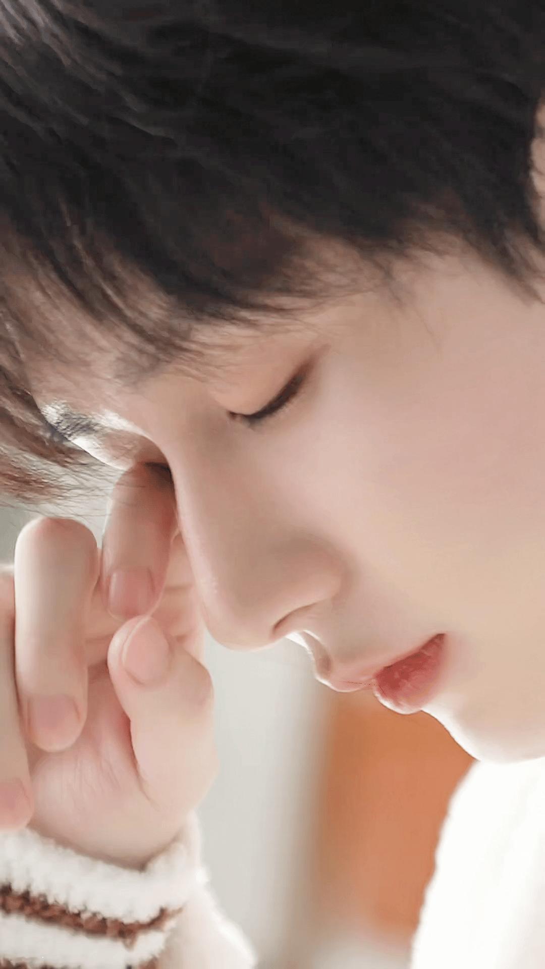 夜里11点多了，两个孩子精神抖擞，还没睡的迹象！我都快不行了，头晕眼花脑胀…… 