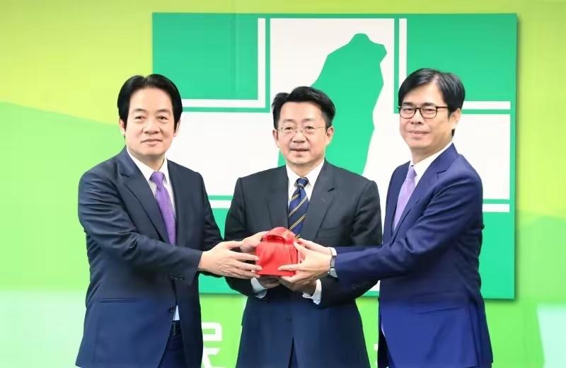 赖清德给蔡英文、陈其迈画大饼了！

​大年初二，赖清德跑到高雄市参加活动，当面给