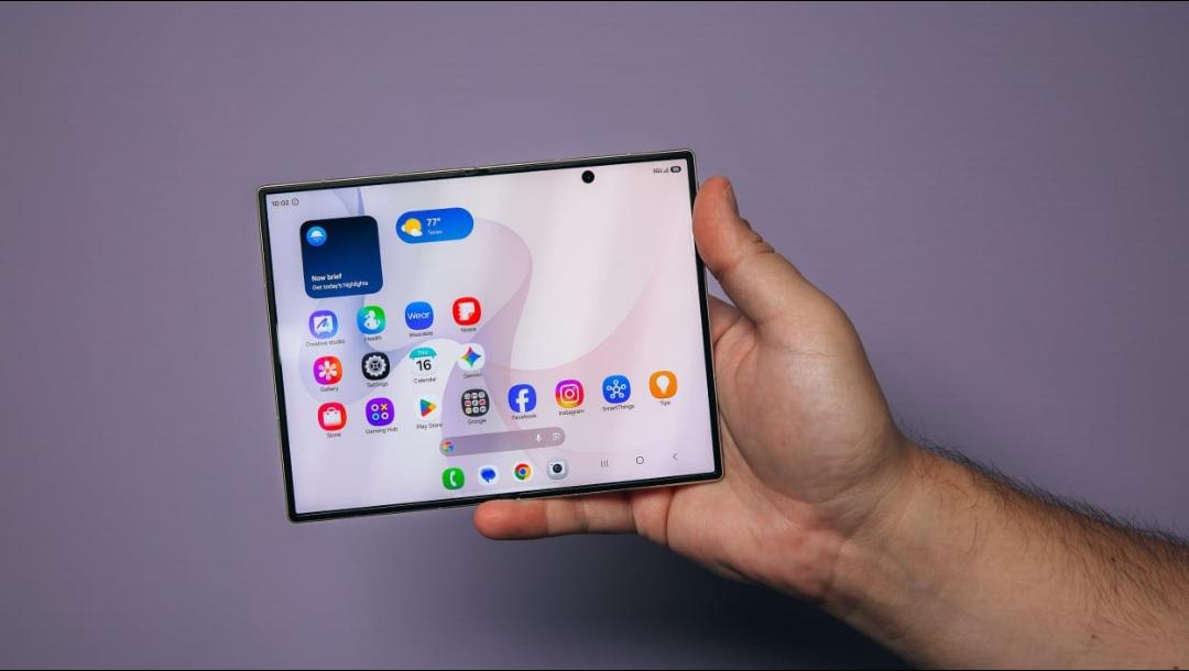 三星 Galaxy Z Fold8 评测：新设计获赞，防尘与耐久性问题引关注
