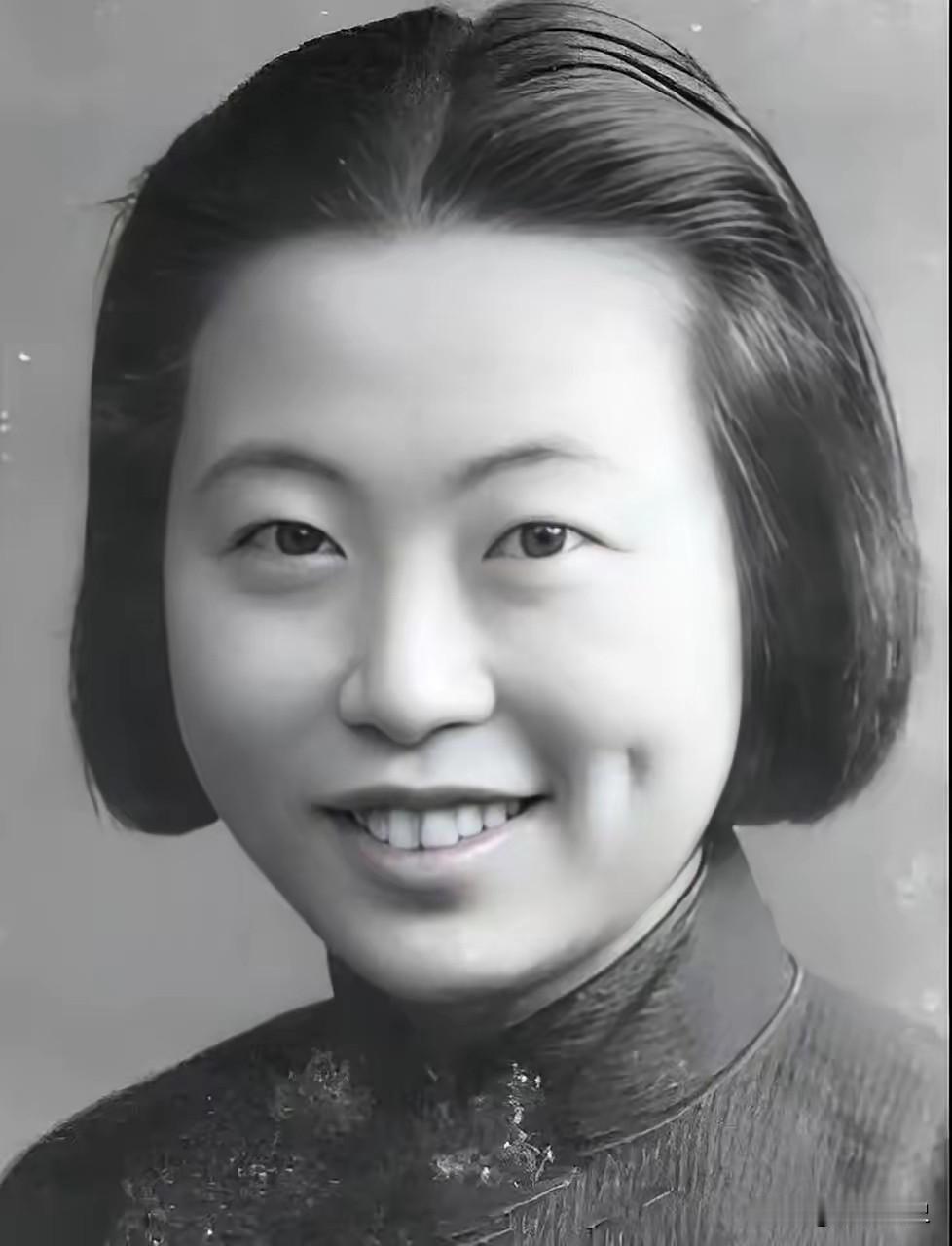 蒋介石开会时，国民党元老突然大喊："共产党就在你身边！"全场目光扫过，她低头运笔