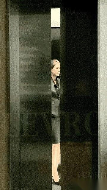 四张办公桌，整整齐齐排成一列。
名牌一个比一个响亮：董事长秘书、执行董事秘书、总