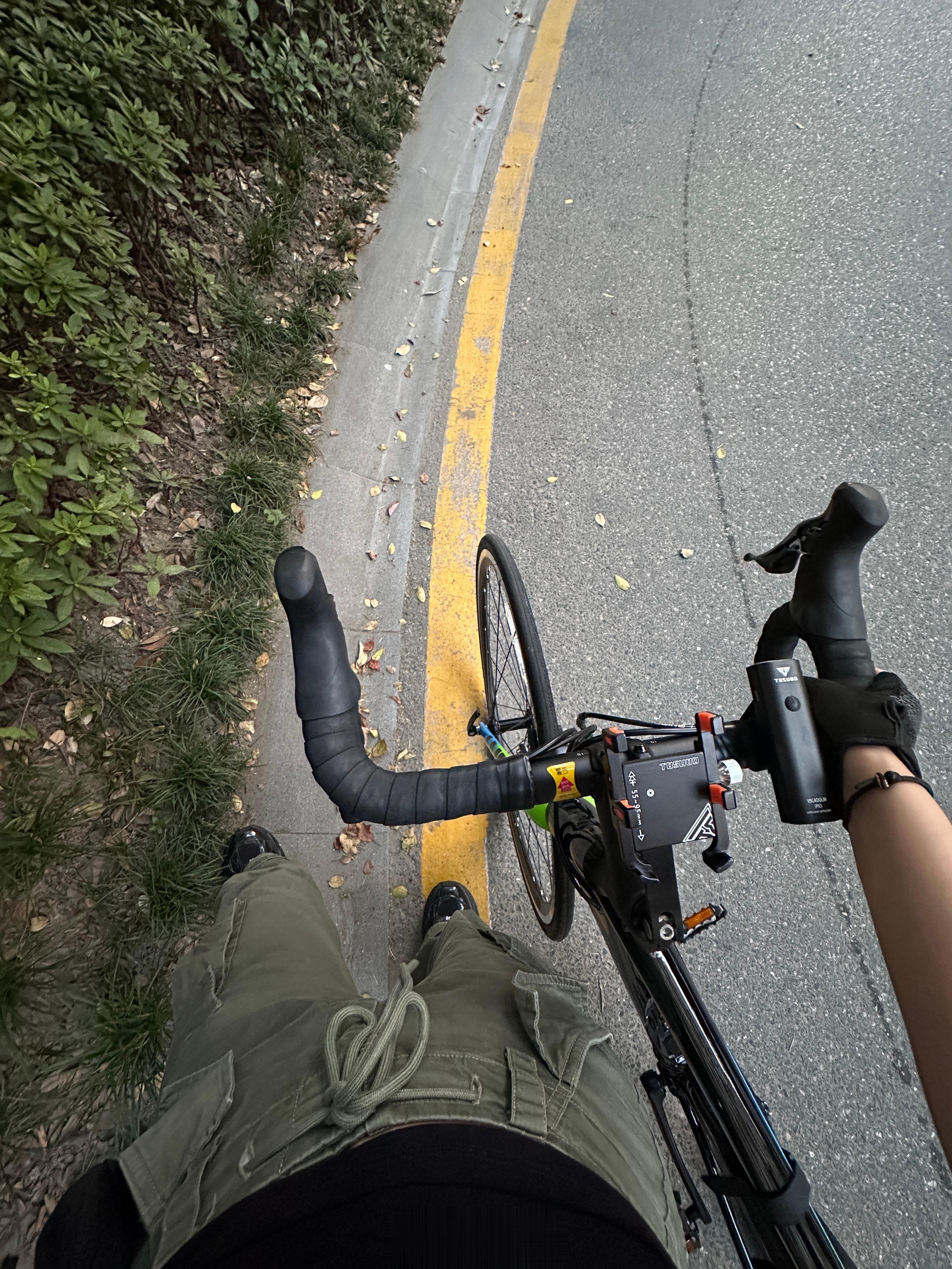 早啊uu闷～新的一周记得保持元气满满呦[耶]周末和小伙伴一起骑车啦，很上头第一次
