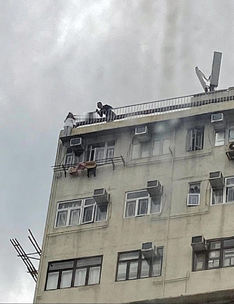 香港今（10日）午2时许 ， 一名女子潜登铜锣湾怡和街香港大厦天台起跳， 街坊发