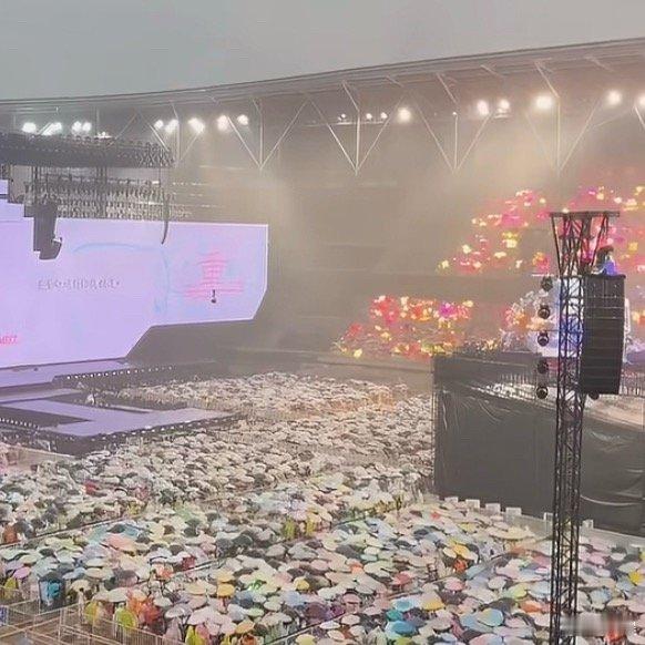 TOP演唱会额额就是去看演唱会不怕打雷吗？好大雨啊，落汤鸡了[笑cry] ​​​