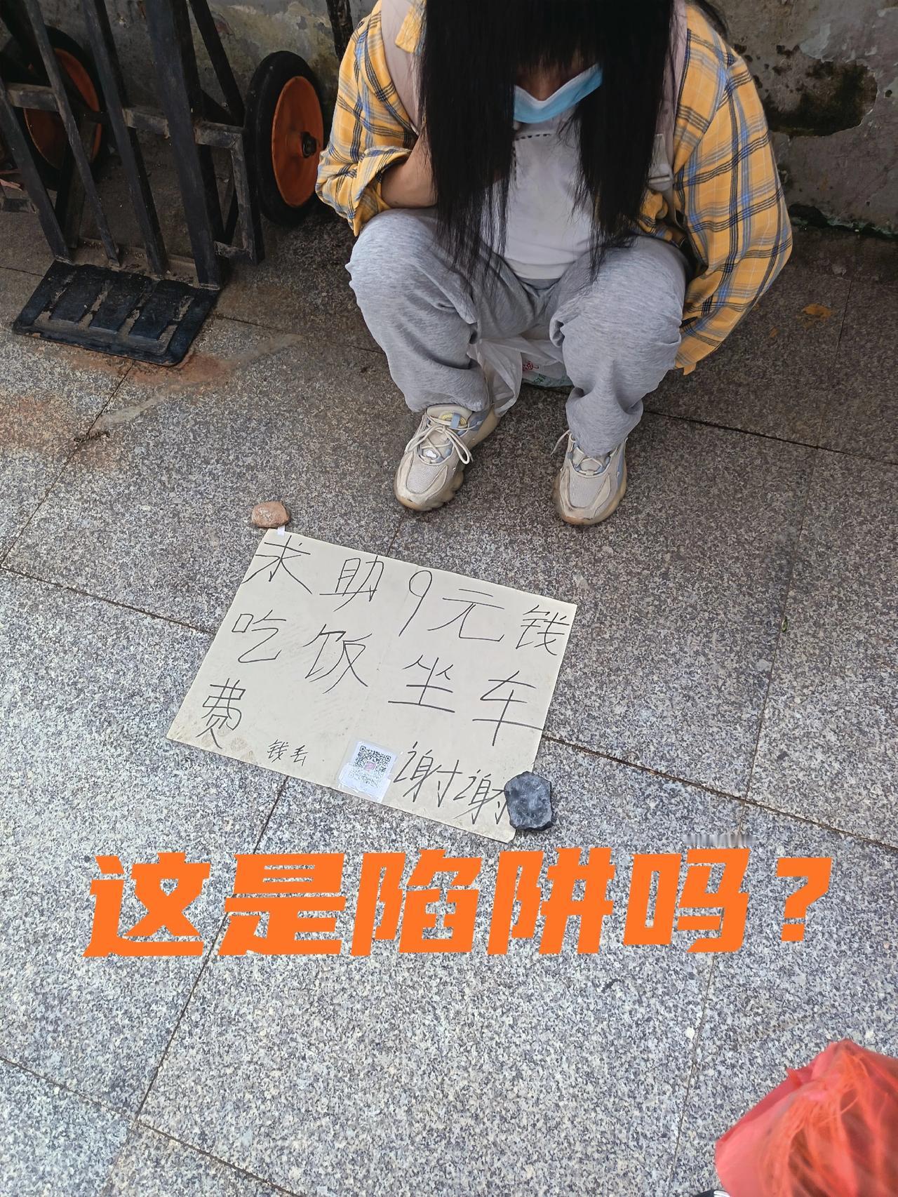 早上运动过后就去菜场买菜，在菜场门口的左侧，看见很多人正围在一起，议论什么？
