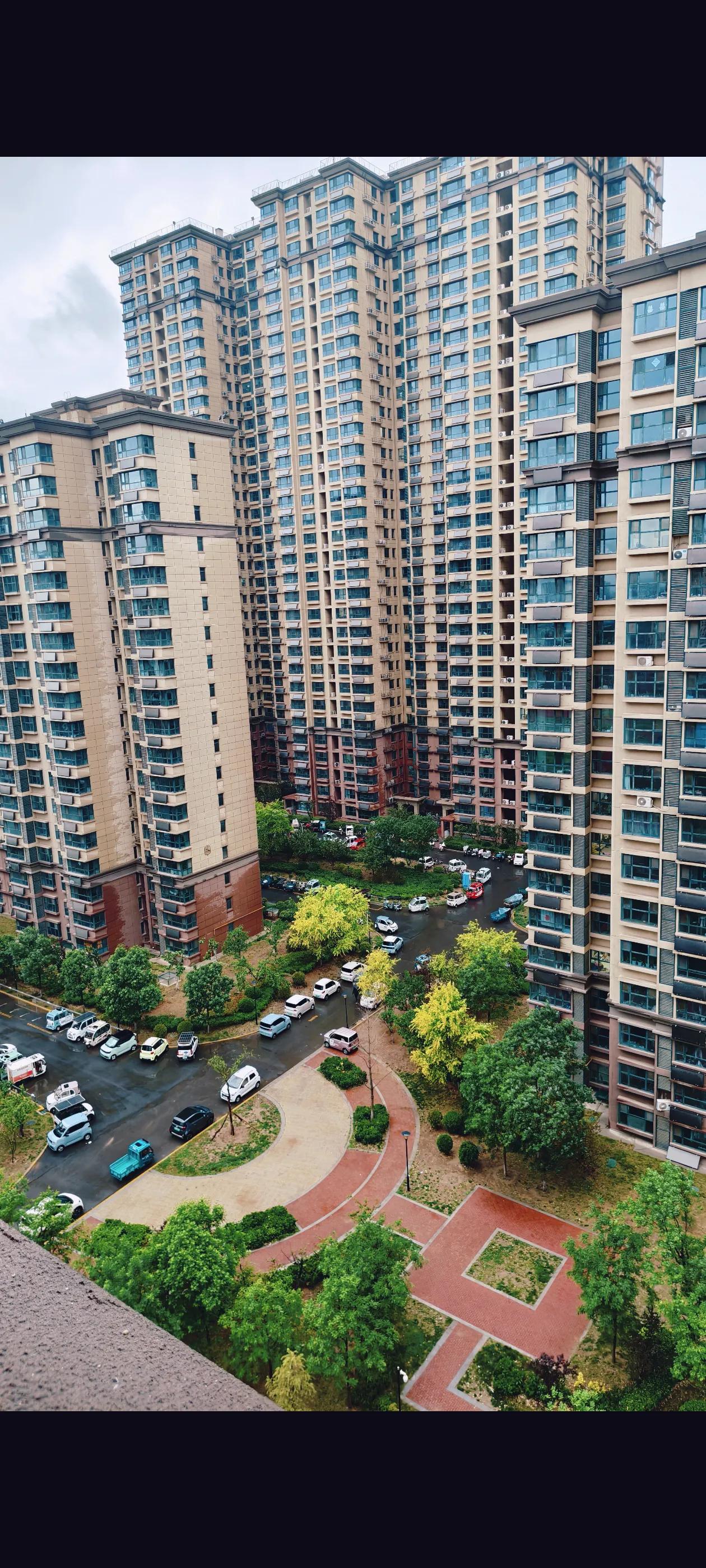 都是农村的根，非得贷款住高楼，装城里人，几十年还不完的债，这不是给自己下套，纯纯
