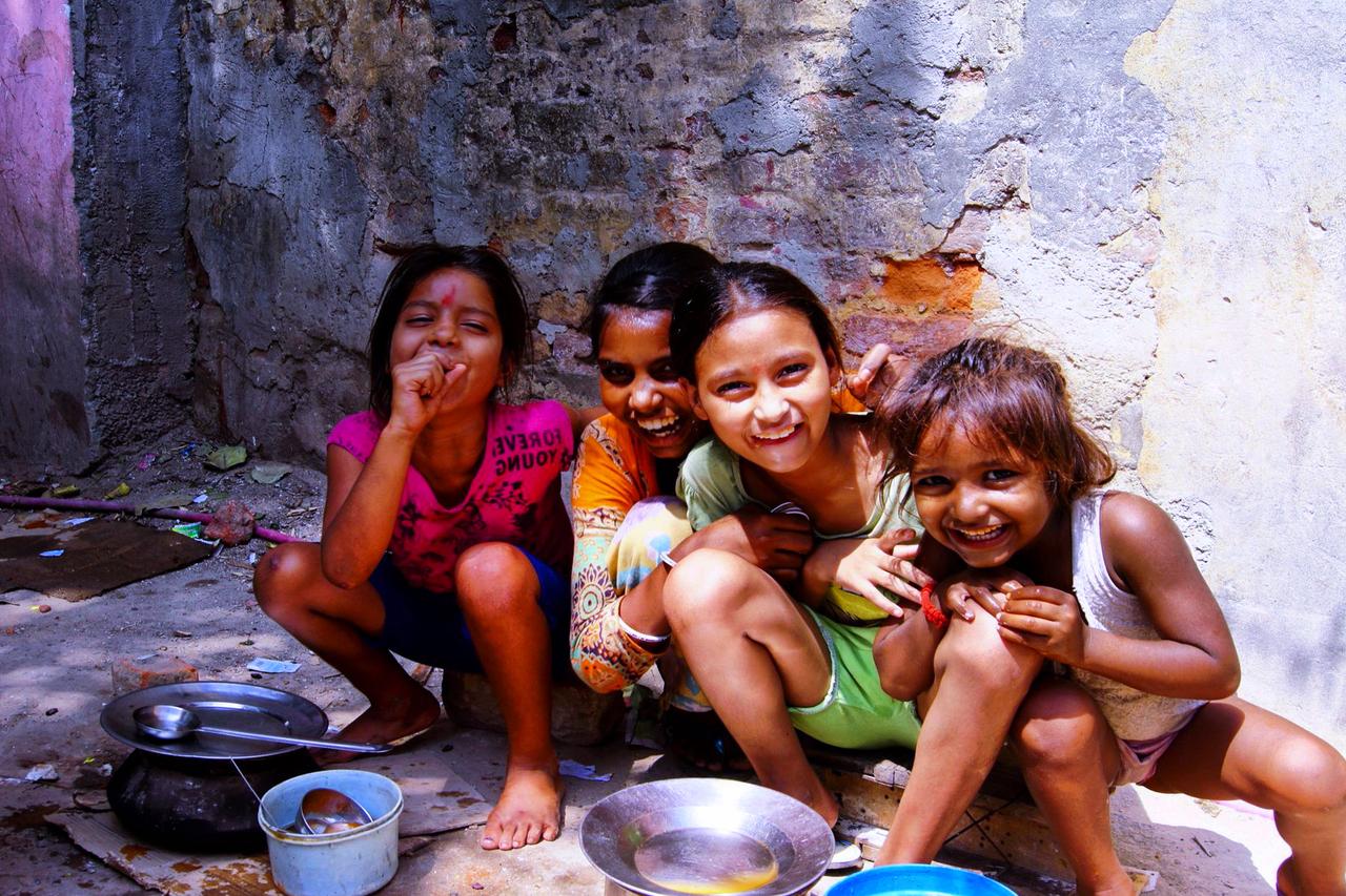 我国的女生普遍缺乏婚姻教育，学校及父母只顾逼她们学习，而疏于教育对正确识别男女关