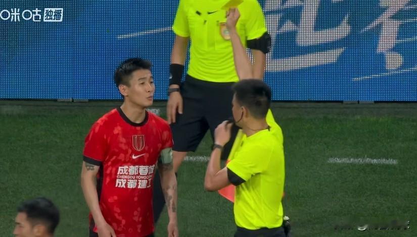 主裁判李海新两边不讨好，成都蓉城抱怨鲍世蒙应该两黄变一红被罚下，上海海港认为韦世