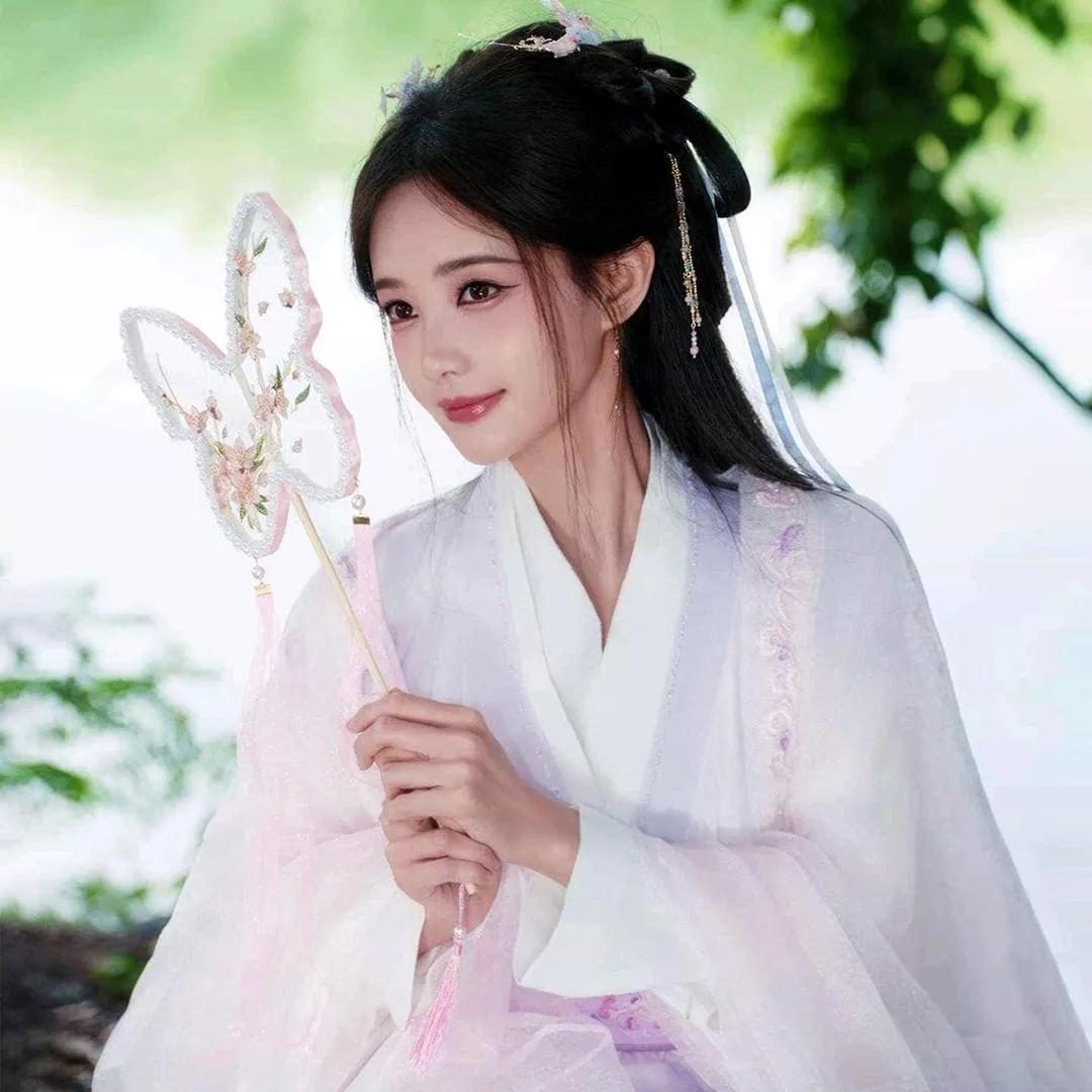 古风仙子，手持蝶扇，优雅动人