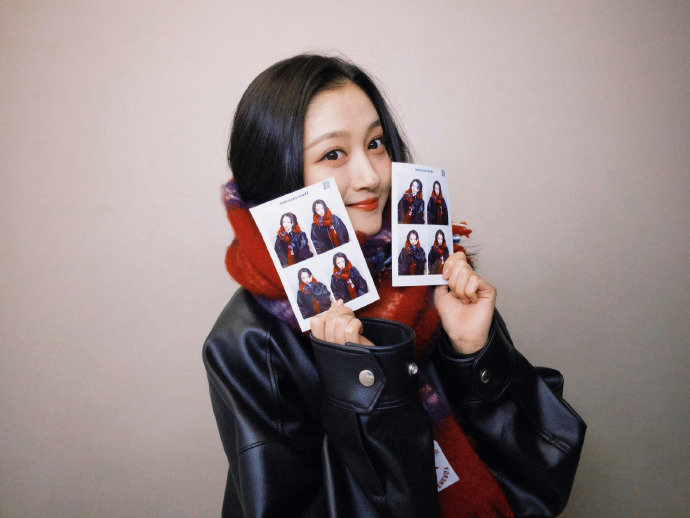 关晓彤喂的草莓谁被关晓彤这波甜到了，我不说关晓彤分享库存照关晓彤六宫格库存照