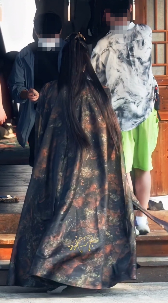 何与古装好像传说中的浮光锦何与黑金古装谁被何与黑金古装惊艳住！衣料泛着细碎金光，