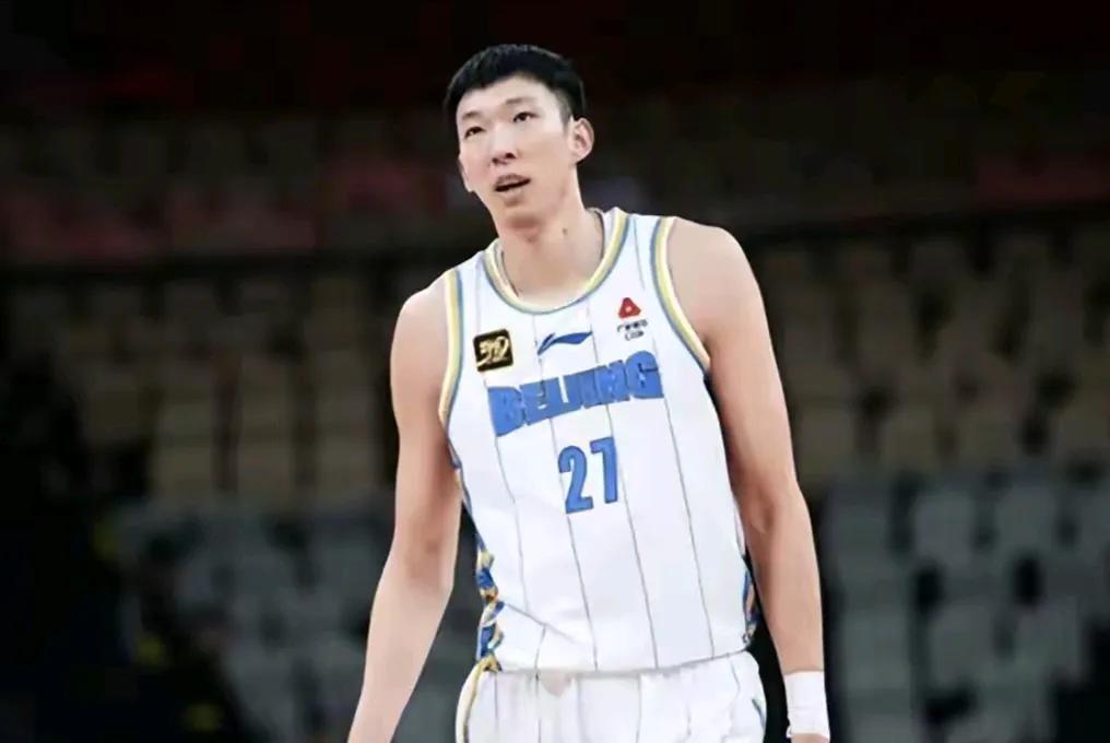 周琦还是顶级内线水平，北京男篮放弃使用两个人，大胜深圳男篮。
第一，北京男篮首发