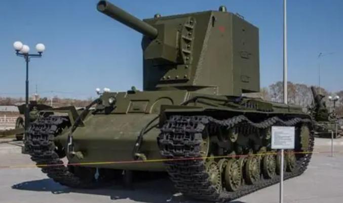 德军最怕的苏联钢铁巨兽！KV2坦克靠蛮力封神，却早早退场
苏德战场上有一款冷门坦